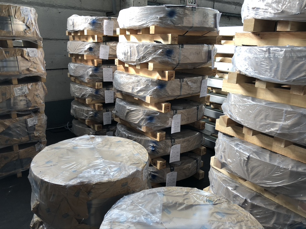 Verpackte Bandstahl-Ringe und Coils auf Paletten