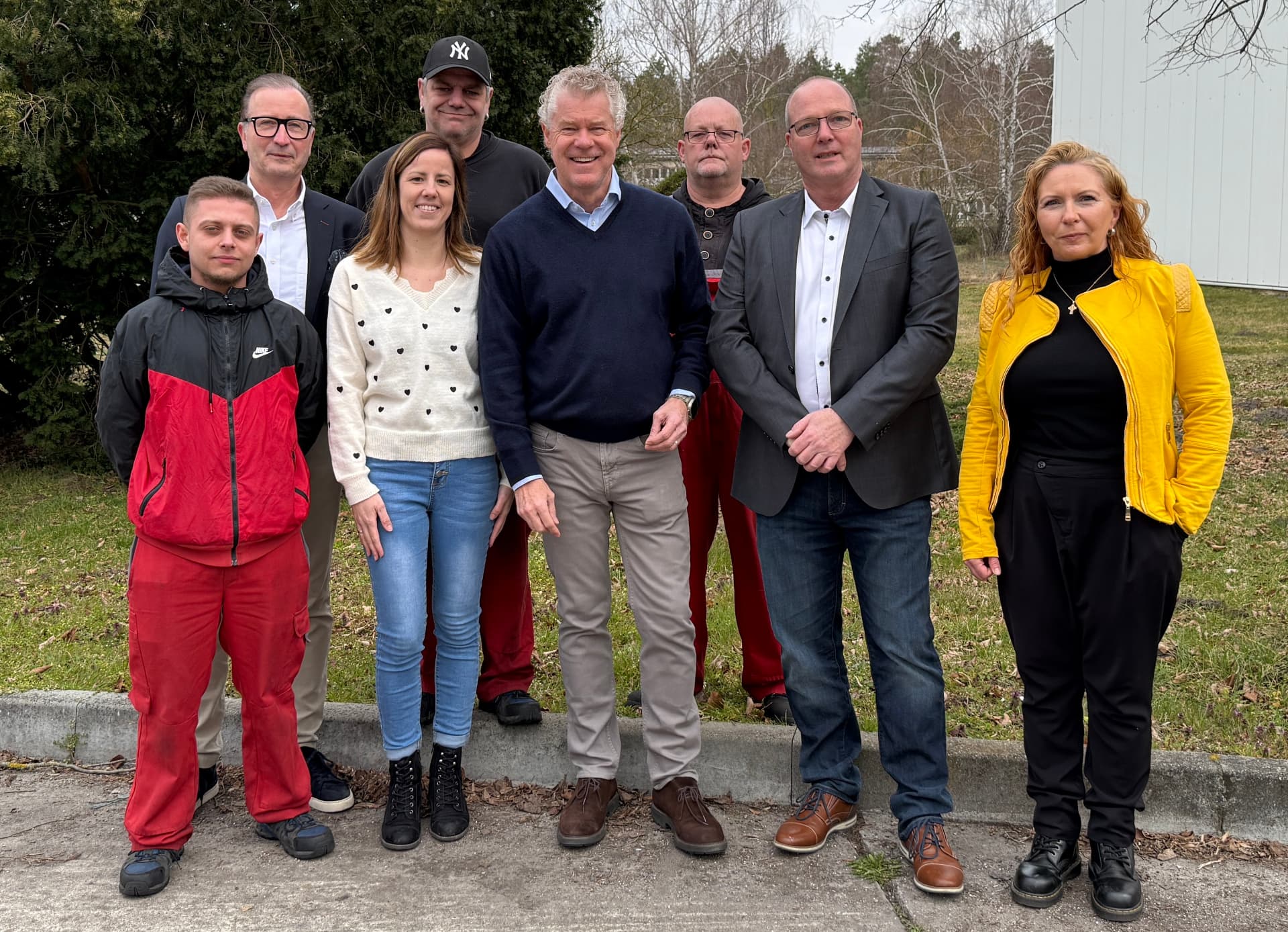 Gruppenfoto der Belegschaft der SSC am Standort Burg