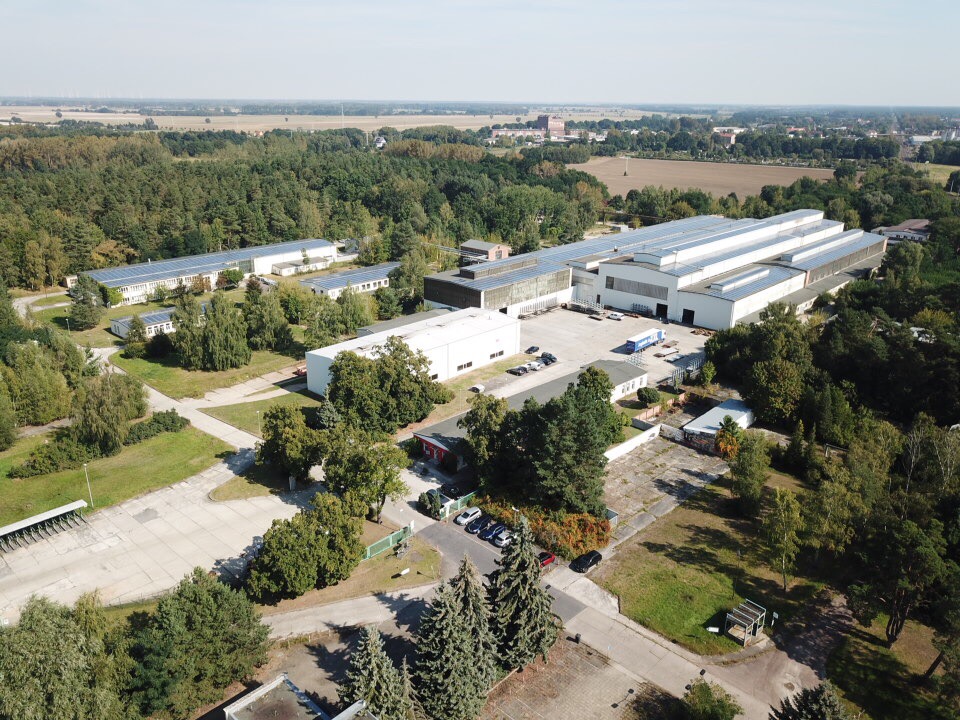 Luftaufnahme des Betriebsgeländes der SSC in Burg bei Magdeburg mit Produktions- und Lagerhallen