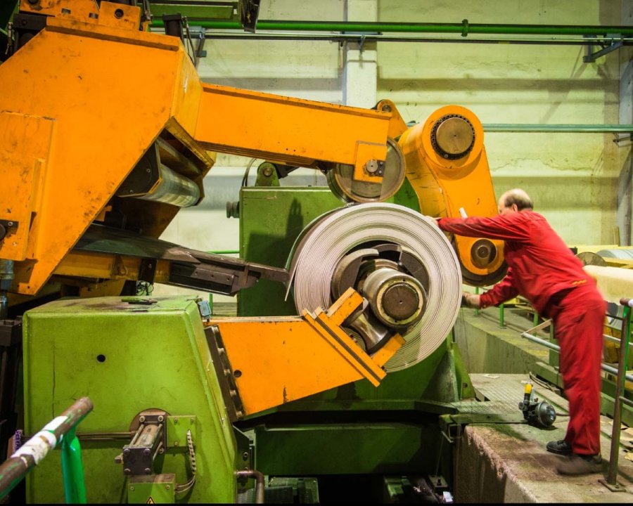 Abcoil-Anlage beim Abwickeln eines Coils