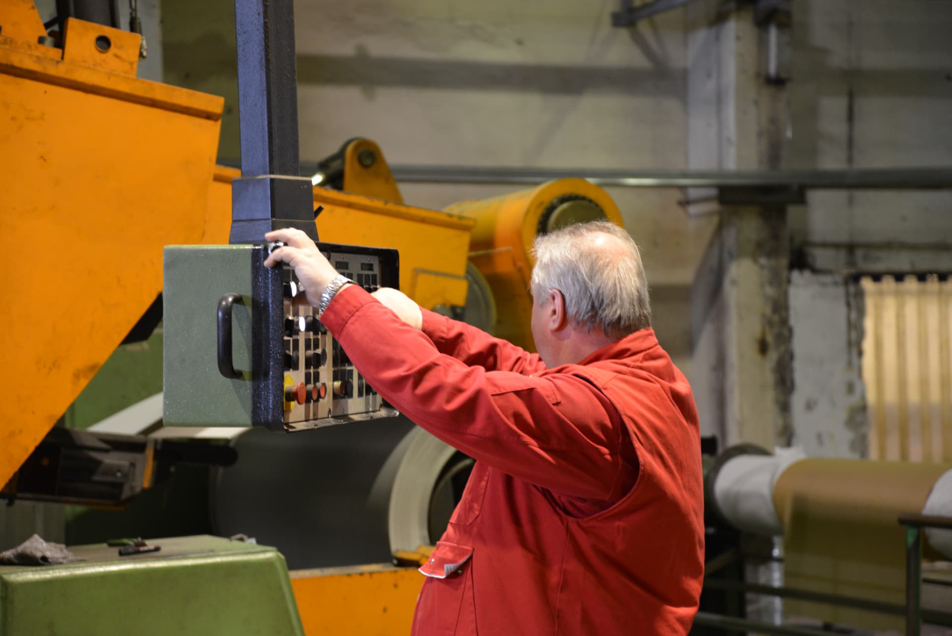 Mitarbeiter bedient das Steuerpult der Querteilanlage